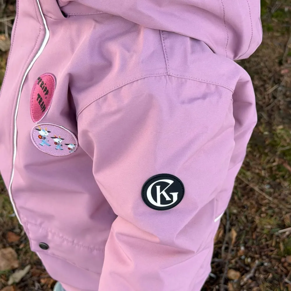 Gullkorn Bukkene Vinterdress, Design, Tåkerosa