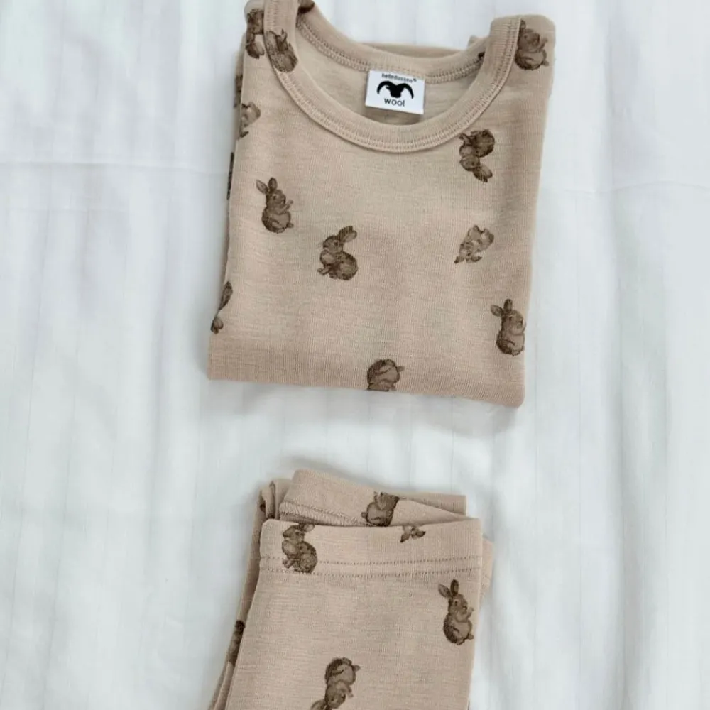 Helledussen Heldress Ull, Rabbit Hot