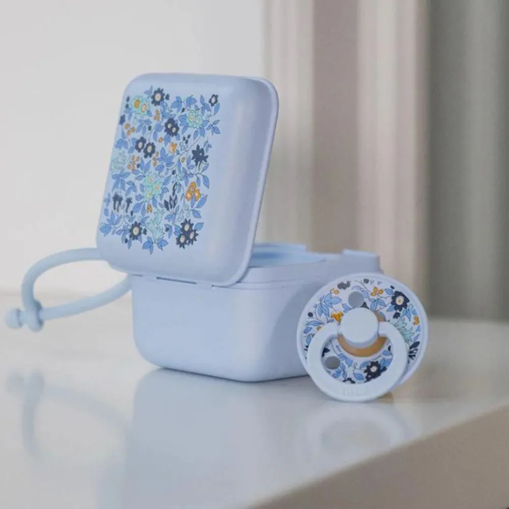 Bibs Smokkeboks, , Liberty, Chamomile Lawn Baby Blue Clearance